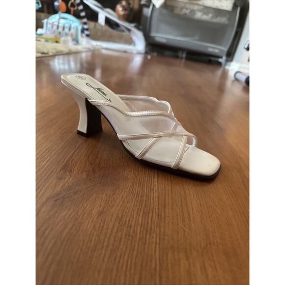 Vintage Fioni Bridal Heel Sandals - Picture 11 of 11